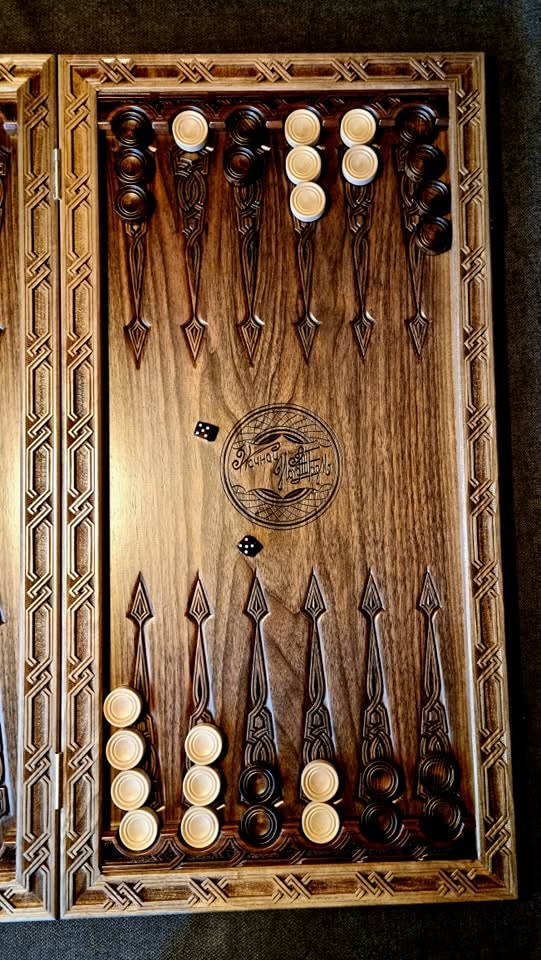 Playing field with dice — spear-carved points